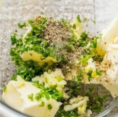 1. Этап. Ленивые Котлеты по-киевски: В глубокой миске смешайте сливочное масло, мелко нарубленную зелень, чеснок и лимонный сок. Посолите и поперчите.