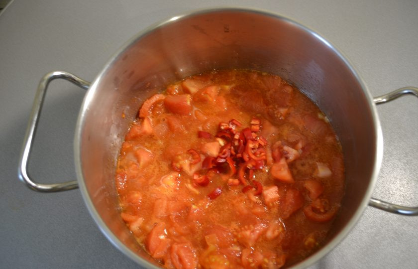 1. Этап. Соус Пассата: Мелко нарезанный острый перчик отправьте в кастрюлю с соусом.