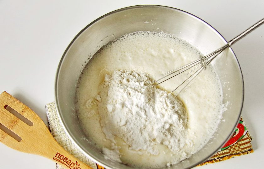 1. Этап. Шарлотка с мандаринами: Добавьте муку и соду.