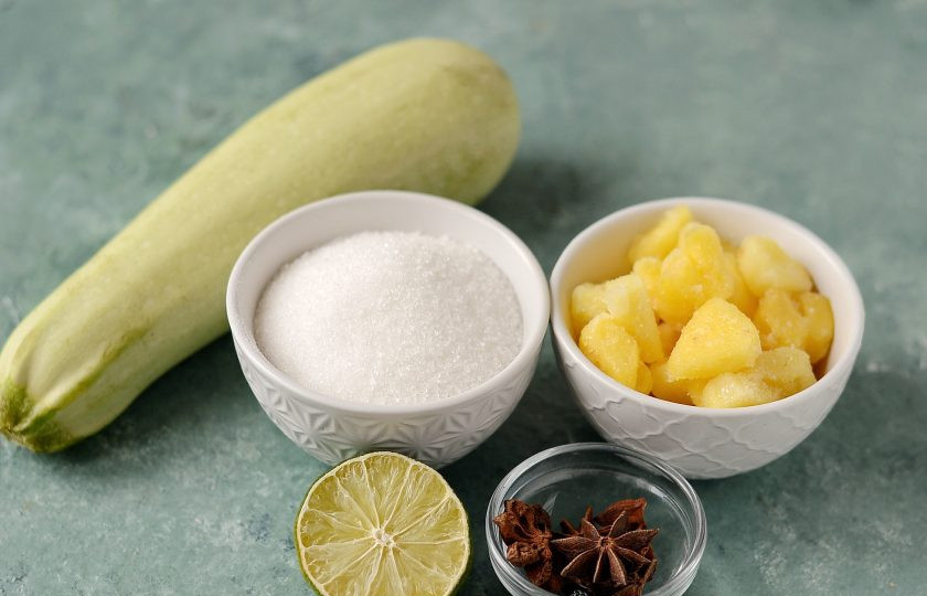 1. Этап. Варенье с кабачком и ананасом: Подготовьте все ингредиенты.