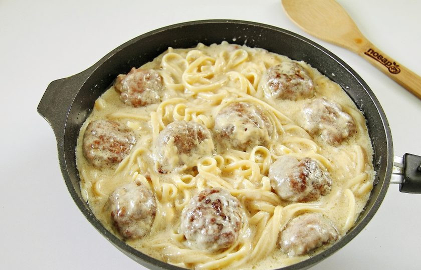 1. Этап. Лапша с тефтелями: Хорошо перемешайте и прогрейте пару минут. Лапша с тефтелями готова.