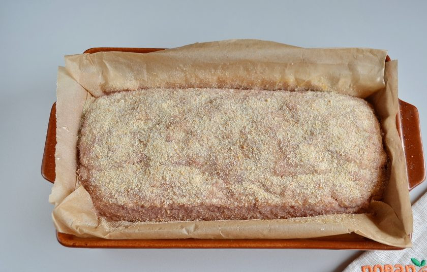 1. Этап. Мясной рулет с яйцом, как в садике: 9. Рулет переместите на пергамент, который нужно уложить в форму так, чтобы образовалась 