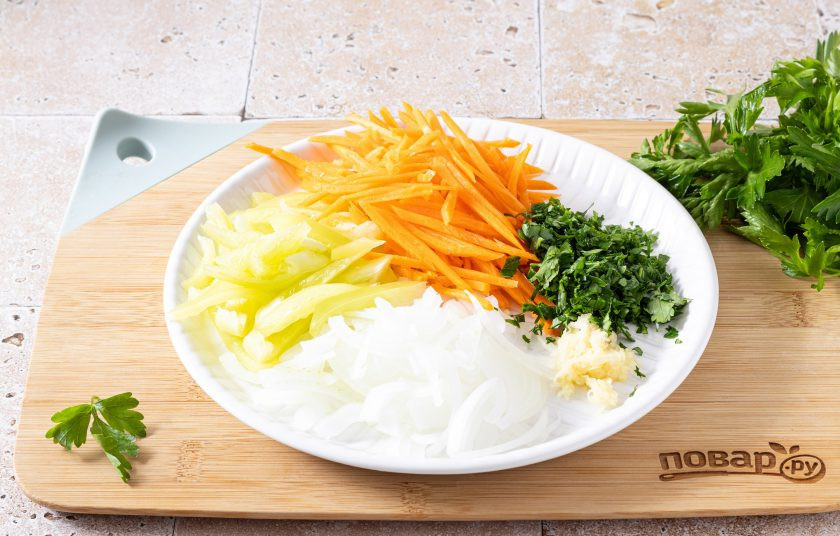 1. Этап. Капуста пряная: Репчатый лук нарежьте полукольцами, морковь натрите на терке для моркови по-корейски, а болгарский перец нарежьте соломкой. Чеснок пропустите через пресс, а зелень мелко порубите.