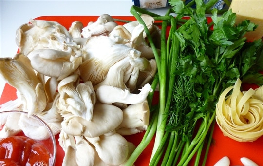 1. Этап. Макароны с вешенками: Первым делом подготовьте все ингредиенты. Отварите пасту до состояния 