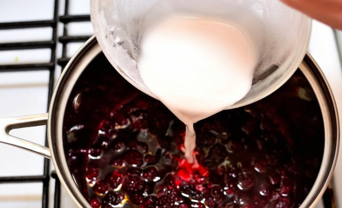 1. Этап. Вкусный пирог: Крахмал разведите в воде, дождитесь растворения. Влейте к ягодам и варите на малом огне, помешивая, пока масса не загустеет.