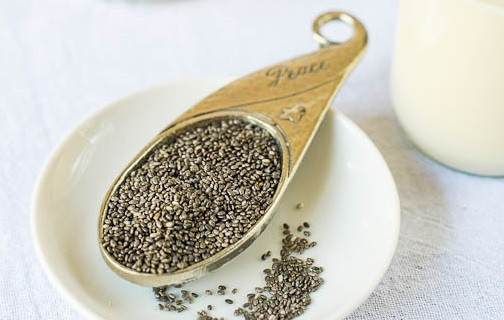 1. Этап. Кефир с сухофруктами и овсяными хлопьями: 3. Также можно добавить ложку семян чиа. Залейте все кефиром, перемешайте и уберите на ночь в холодильник.