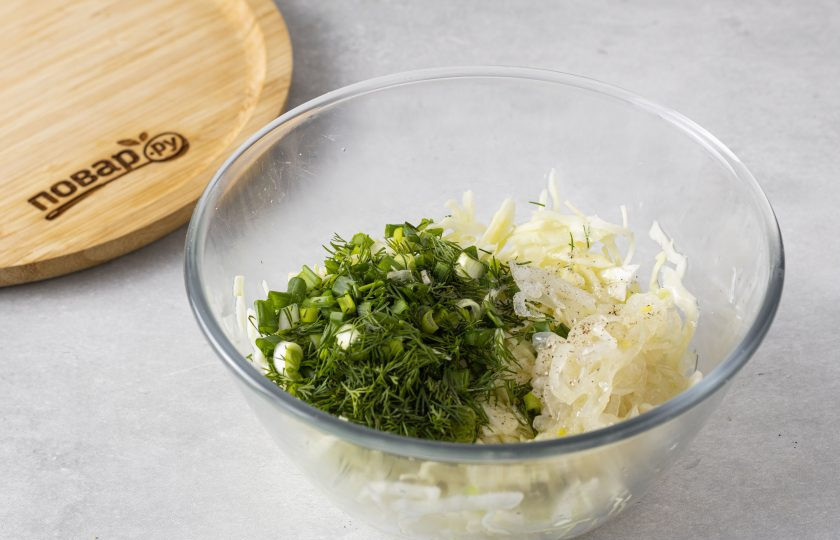 1. Этап. Постный салат с капустой: Через 30 минут соедините в глубокой миске капусту, зелень и маринованный репчатый лук. Посолите и поперчите по вкусу.