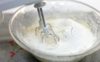 1. Этап. Быстрое тесто для кулича: Всыпать половину муки и разрыхлитель, перемешать