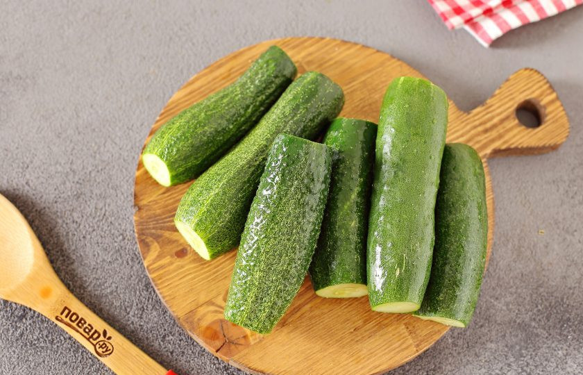 1. Этап. Маринованные огурцы как в СССР: Затем обсушите и отрежьте кончики с двух сторон.