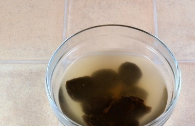 1. Этап. Свекла с черносливом и грецкими орехами: Чернослив залейте кипятком на пару минут. Затем мелко нарежьте.