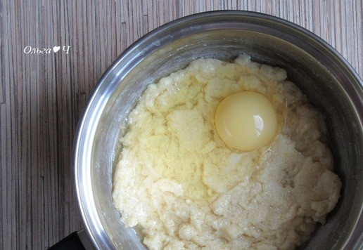 1. Этап. Печенье из поленты на сковороде: Немного остудите, прежде чем добавить яйцо. Перемешайте.