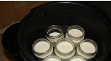 1. Этап. Йогурт в мультиварке: На дно мультиварки положите салфетку или небольшое полотенце. На салфетке аккуратно расставьте баночки. Залейте воду в чашу мультиварки. Обратите внимание, что вода должна покрывать баночки примерно на три четверти (не выше чем по горлышко).