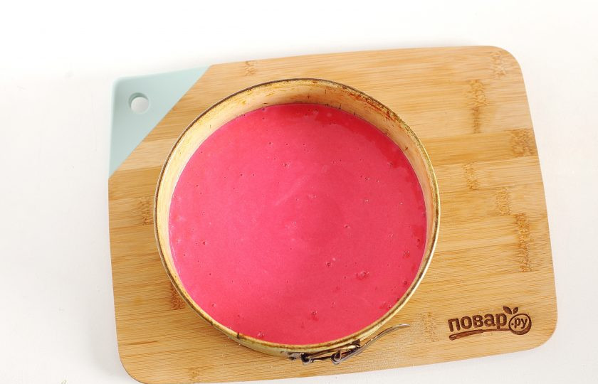 1. Этап. Розовый бисквит: Форму застелите пергаментом (у меня 18 см. в диаметре), смазывать не нужно. Вылейте тесто и выпекайте в духовке при температуре 180 градусов около 30-40 минут. Готовность проверяйте деревянной шпажкой.