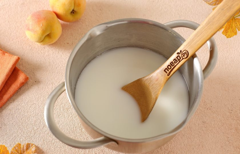 1. Этап. Рисовая каша с персиками: Добавьте сахар, молоко и все перемешайте.