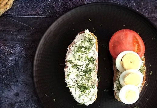 1. Этап. Бутерброды с творожным сыром и креветками: Сыр на бутерброде присыпаем укропом (зеленью). Выкладываем на один край дольки помидора и далее - дольки яйца.