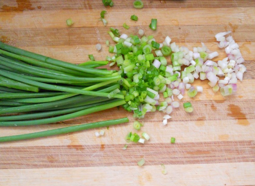 1. Этап. Китайская лапша с курицей: 2. Вымойте зеленый лук и нарубите его мелко. Отделите белую часть от зеленой.