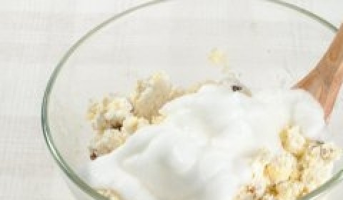 1. Этап. Творожники в духовке: Осторожно вмешайте белки в творожную массу.