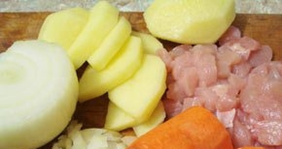 1. Этап. Картофельная запеканка с куриной грудкой: Грудку промойте и мелко нарежьте. Морковь с картофелем помойте, почистите, нарежьте кусочками. Лук почистите и измельчите.