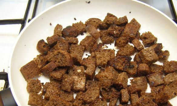 1. Этап. Сухари на сковороде: Теперь на слабом огне жарим наши сухарики, постоянно помешивая, в течении 20-25 минут. Они должны стать хрустящими.