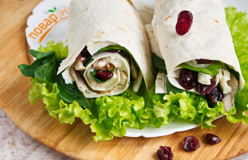 1. Этап. Кебаб (шаурма) из индейки с клюквой: Сверните лаваш рулетом. Приятного аппетита!