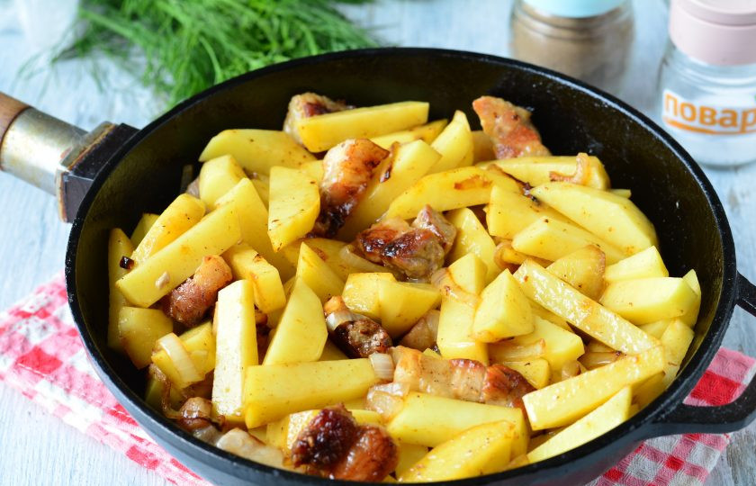 1. Этап. Жареная картошка с грудинкой: Обжаривайте картошку с грудинкой 15 минут, помешивая. Посолите картошку по вкусу.