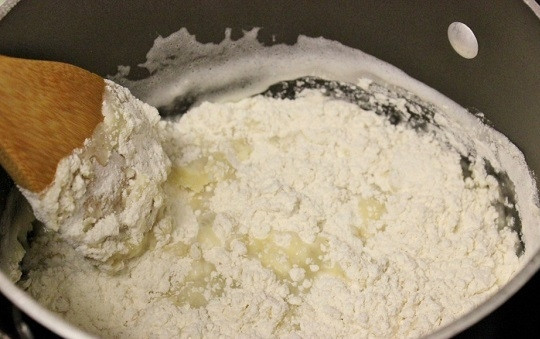 1. Этап. Торт Поленница из заварного теста: 1. Для приготовления теста в небольшом сотейнике растопите сливочное масло со щепоткой соли. Влейте воду и всыпьте просеянную муку.