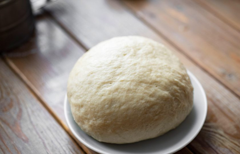 1. Этап. Хворост в духовке на кефире: Замесите однородное тесто, не прилипающее к пальцам. При необходимости добавляйте муки больше.