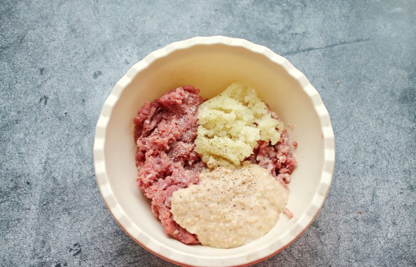 1. Этап. Котлеты из косули: Булку поломайте и замочите в молоке на 3 минуты. Прокрутите в мясорубке репчатый лук, чеснок и замоченный батон, добавьте в фарш.