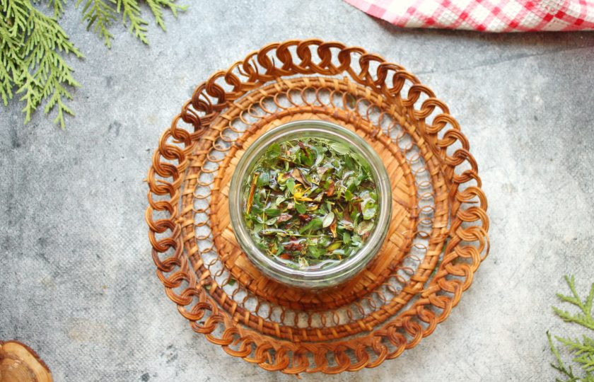 1. Этап. Настойка из зверобоя: Залейте зверобой до самого верха спиртом и плотно закройте банку крышкой. Уберите в темное, сухое место на 21 день.