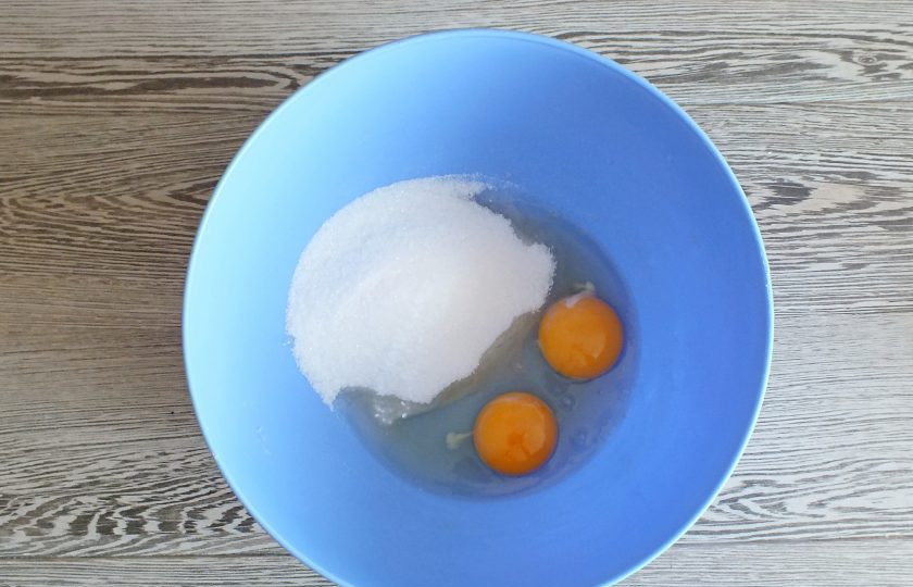 1. Этап. Пряники из тыквы: В чаше соедините сахар и яйца. Перемешайте.