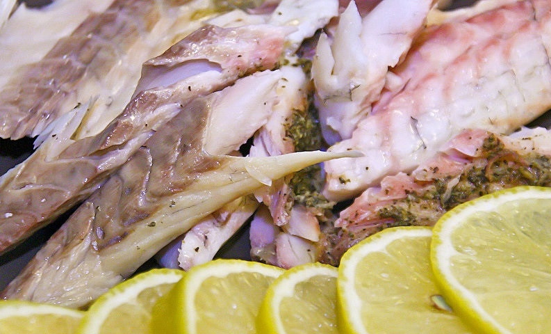 1. Этап. Сибас в соли: 9. Полученную мякоть перекладываю на тарелку и подаю с ломтиками лимона. Приятного аппетита!