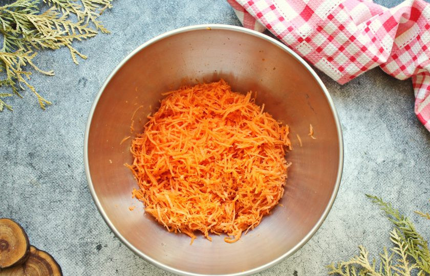 1. Этап. Морковный кекс с творожным сыром: Для теста почистите морковь и натрите на средней терке, выложите в миску.