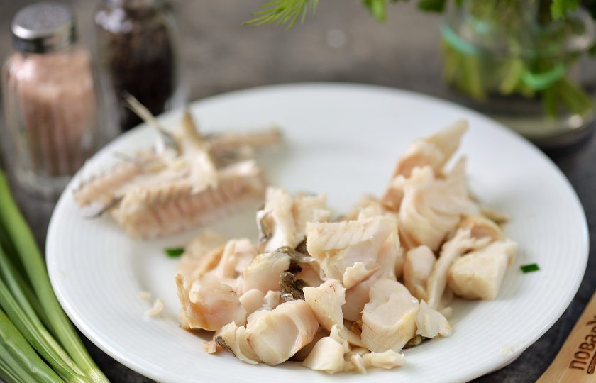 1. Этап. Уха из замороженной рыбы: Выловите куски рыбы, отделите филе от костей, филе измельчите на небольшие кусочки.