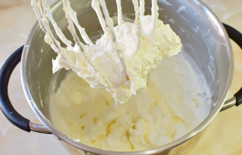 1. Этап. Морковный торт с маскарпоне и орехами: Для крема соедините половину сыра Маскарпоне, сливок и сахарной пудры. Взбейте в крем.