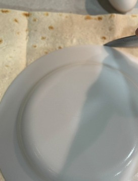 1. Этап. Омлет в лаваше-кругляше: По форме тарелки из лаваша вырезать кругляш