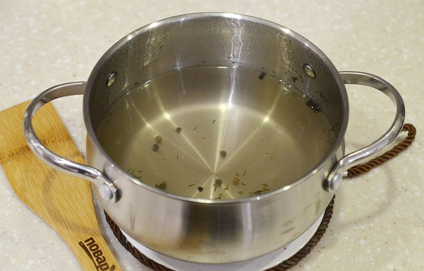 1. Этап. Кабачки с помидорами на зиму: 3. Вскипятите все ингредиенты для рассола.