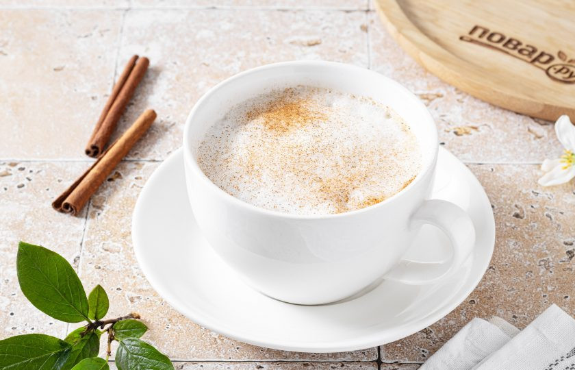 1. Этап. Капучино с корицей: Влейте вспененное молоко в приготовленный эспрессо. Перед подачей напиток можно посыпать молотой корицей или какао-порошком. Капучино с корицей готов!