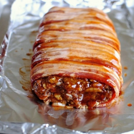 1. Этап. Классический мясной рулет: Ставим в духовку и запекаем около часа при 175 градусах.