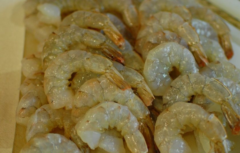 1. Этап. Карибские креветки: 1. Разморозьте замороженную креветку под холодной водой, почистите, но оставьте хвосты.