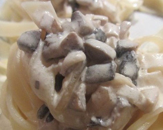 1. Этап. Жульен с макаронами: Затем выложите их на застеленный пергаментом противень. В середину каждого макаронного гнезда выложите ложкой жульен.