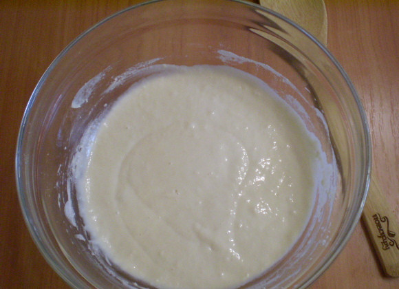 1. Этап. Дрожжевые оладьи на кефире: Венчиком доводим тесто до однородного состояния. Проверьте, чтобы не было комочков муки. Накройте тесто сухой салфеткой и оставьте в тепле на 40-60 минут для брожения.