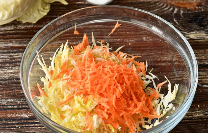 1. Этап. Капуста без сахара на зиму: Туда же натрите на крупной терке морковь.
