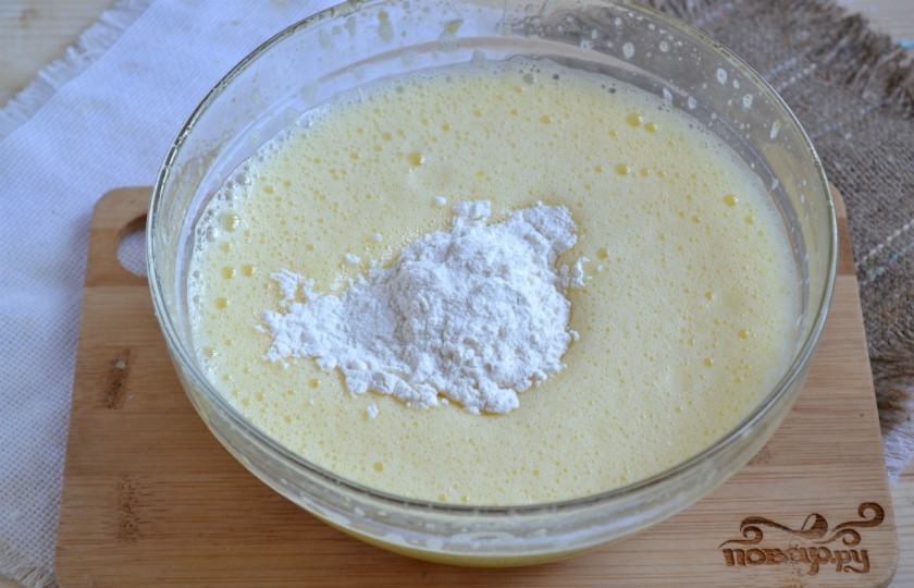 1. Этап. Вкусное бисквитное тесто: Теперь аккуратно небольшими порциями вмесите муку. Всыпьте 1/3 стакана, размешайте, двигаясь ложкой снизу вверх по часовой стрелке. Затем всыпьте еще треть стакана и порторите процедуру.