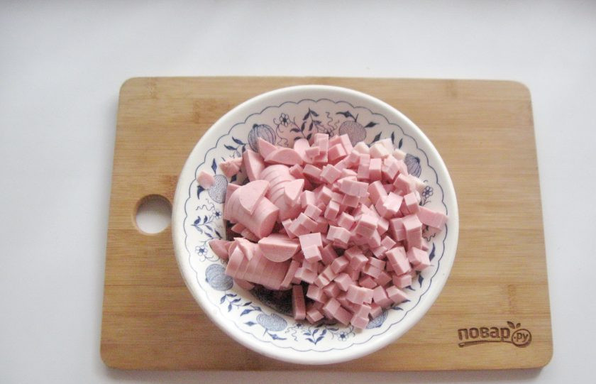 1. Этап. Солянка с солеными грибами: Нарежьте вареную колбасу и ветчину. Добавьте в кастрюлю.