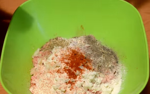 1. Этап. Мясные кексы с начинкой: 2. Добавьте манную крупу, соль, перец и любые приправы по вкусу. Хорошо перемешайте руками до однородного состояния, а затем отбейте массу, чтобы ушел лишний воздух.