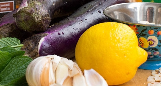 1. Этап. Салат из запеченных баклажанов: 1. Первым делом подготовьте все ингредиенты, необходимые, чтобы повторить этот простой рецепт салата из запеченных баклажанов. В заправку вы можете добить также немного острого соуса, например.