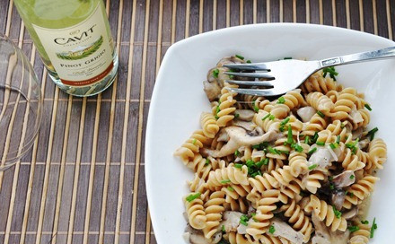 1. Этап. Жареные грибы с макаронами: 13. Вот и все, жареные грибы с макаронами в домашних условиях готовы. Осталось присыпать блюдо свежей зеленью и подавать к столу.