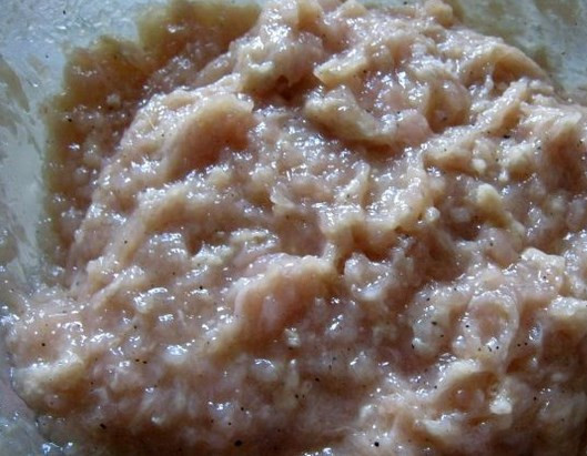 1. Этап. Котлеты из фарша без молока: Тщательно перемешайте и добавьте муку.