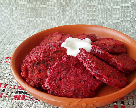 1. Этап. Оладьи свекольные: Столовой ложкой сформируйте оладьи на противне, выпекайте их 30 минут. Лучше всего подавать блюдо со сметаной.