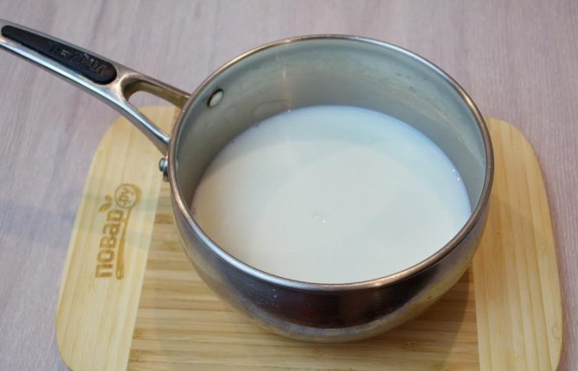 1. Этап. Пудинг классический: 3. На плите согрейте 400 мл молока. Доведите до кипения но не кипятите. Добавьте сахар и размешайте.